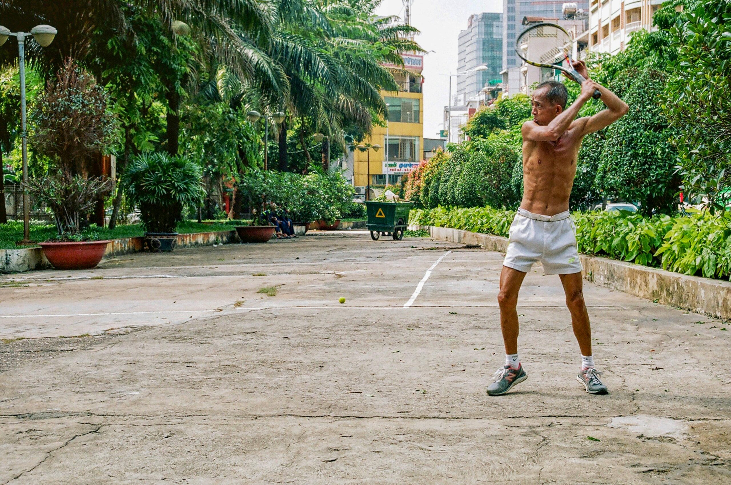 Mann Im Begriff, Mit Tennisschläger Zu Schlagen