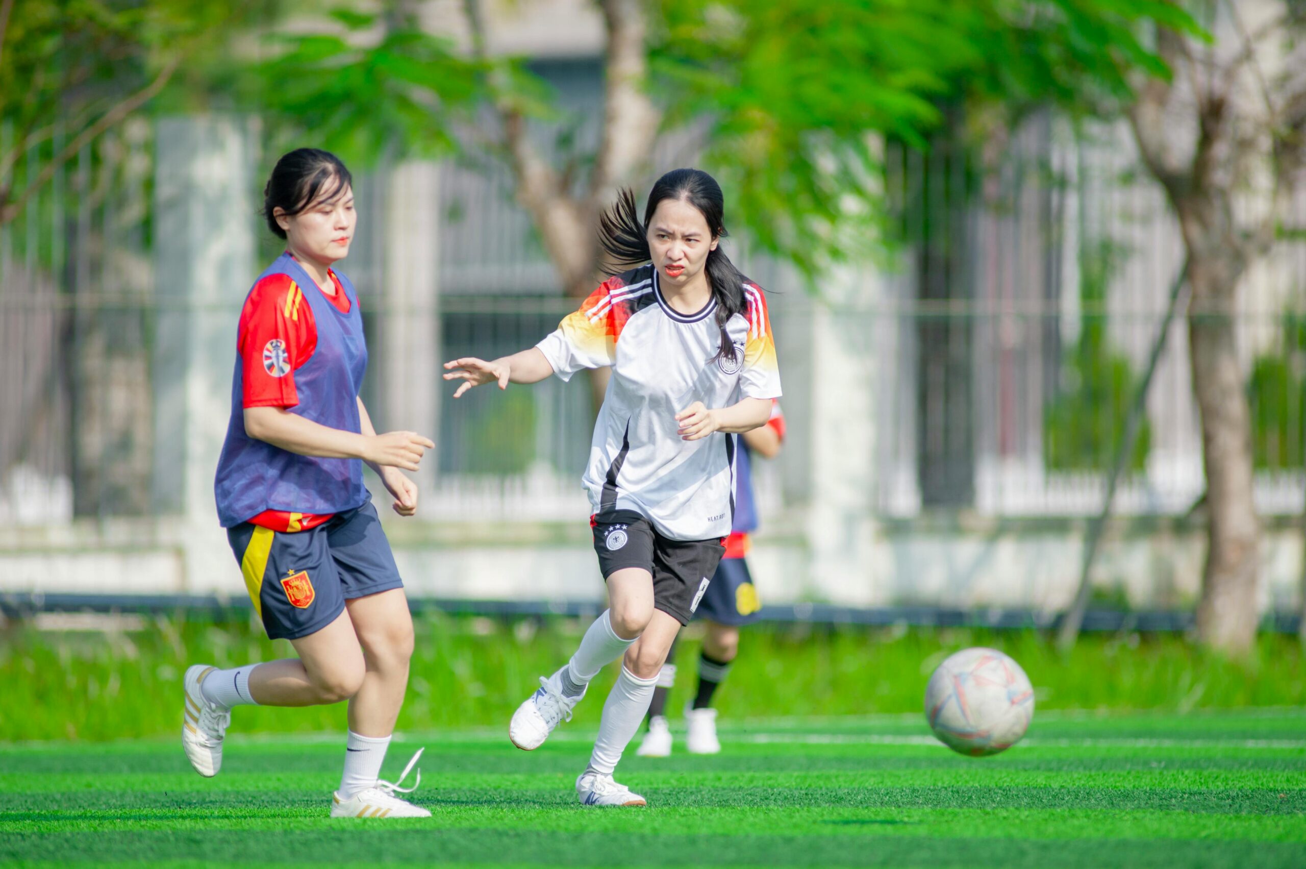 Mädchen spielen draußen in Hà Ná»™i, Vietnam Fußball. Eingefangene Action.