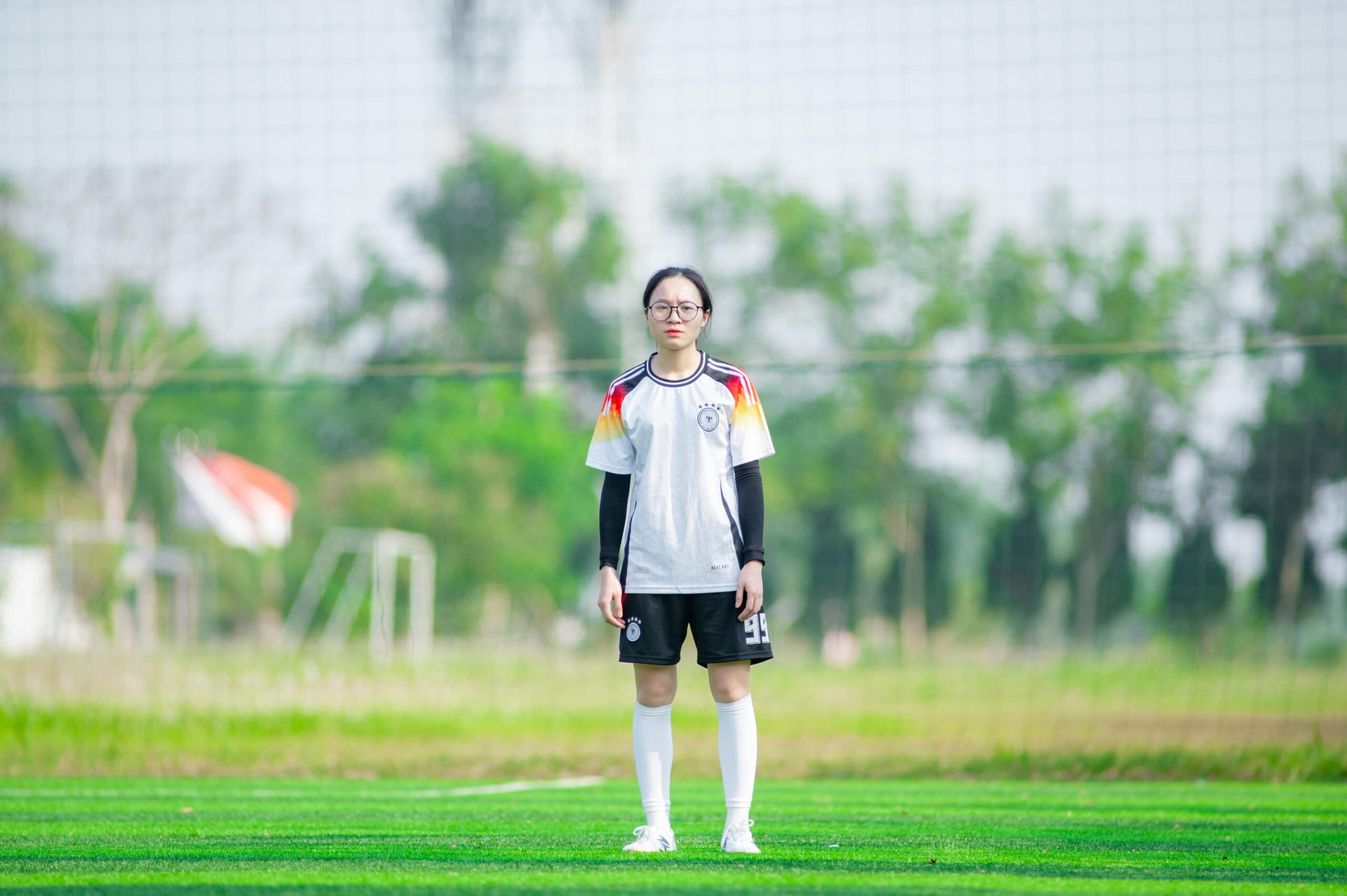 Teenager-Fußballspieler auf einer Wiese in Hà Ná»™i, Vietnam.