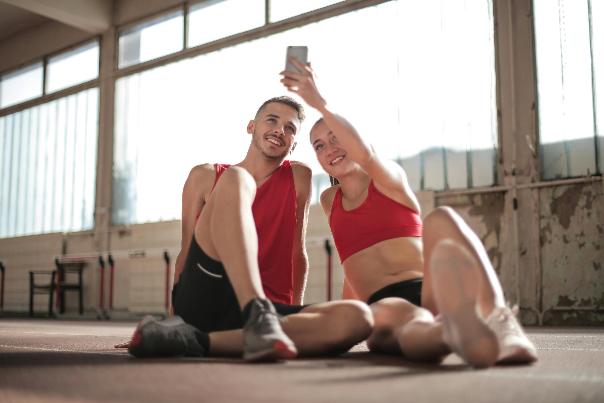 Frau Im Roten Sport Bh Und In Den Schwarzen Shorts, Die Selfie Tun