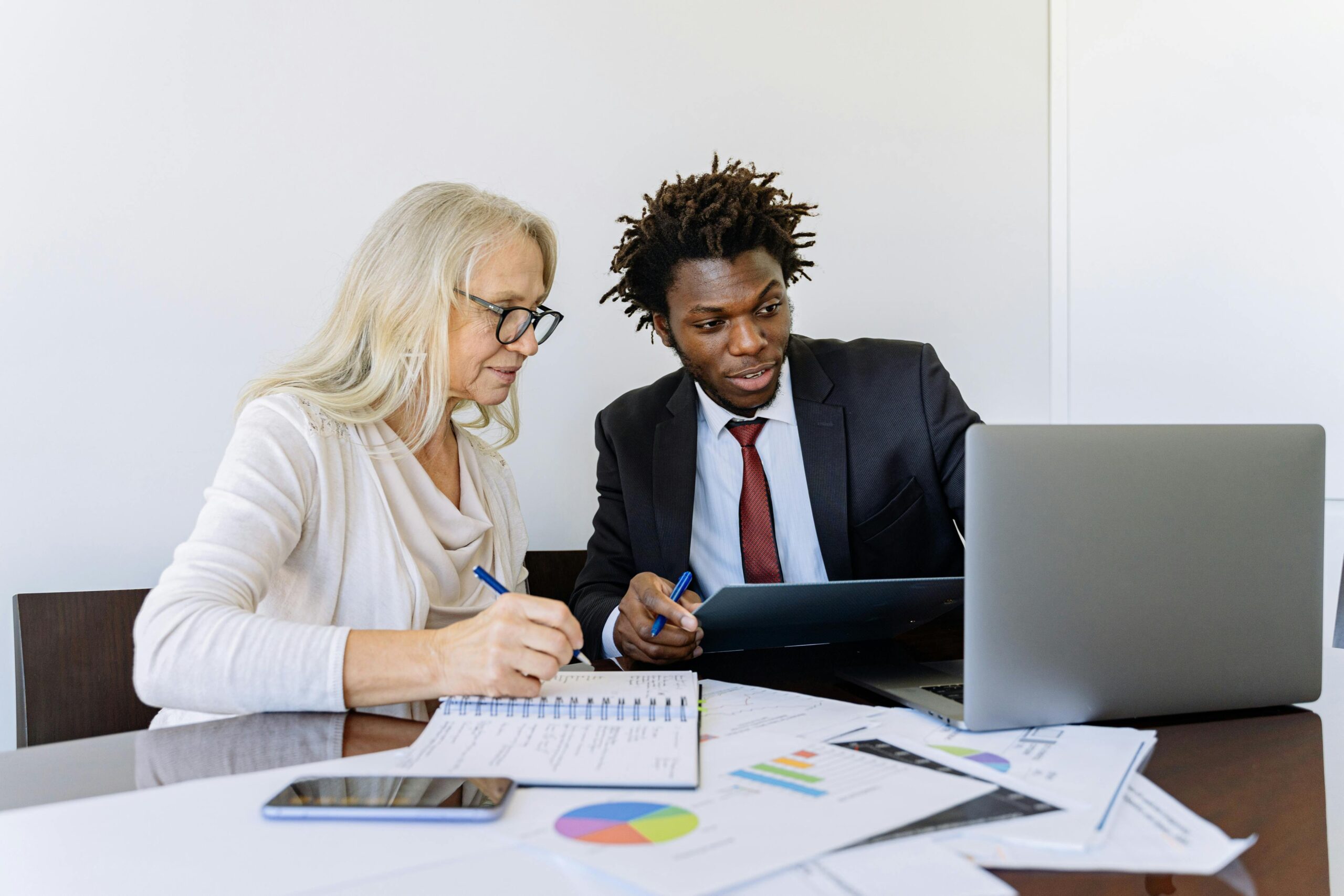 Kostenloses Stock Foto zu agent, analyse, anzüge