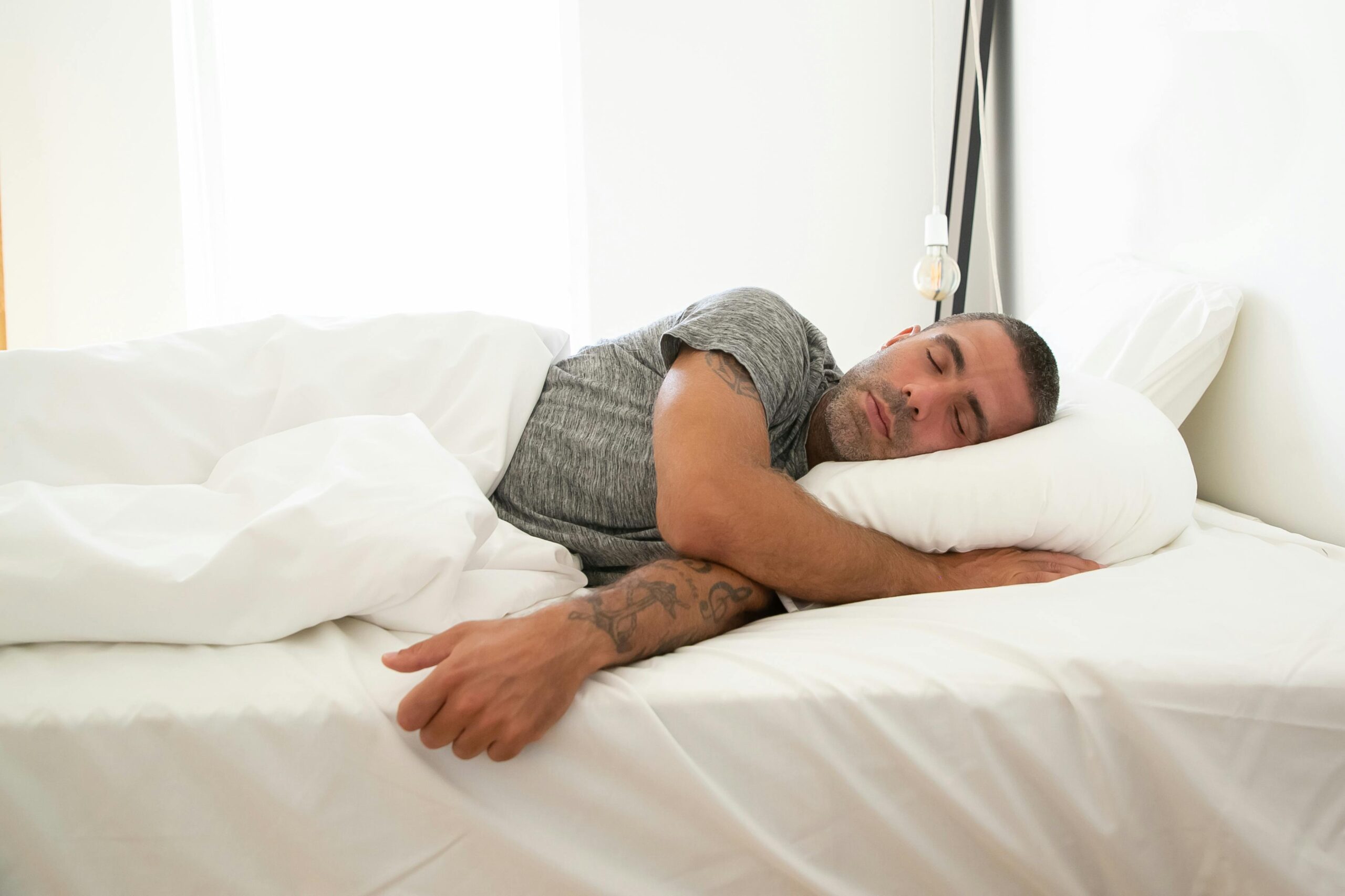 Mann Im Grauen Hemd, Das Auf Bett Liegt