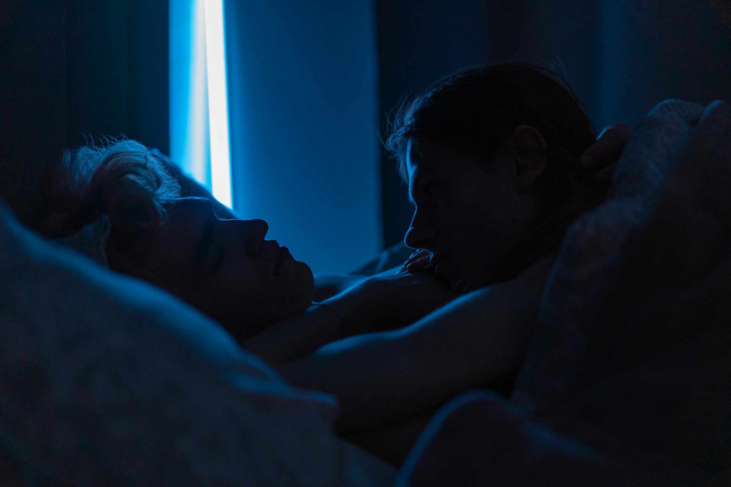 Kostenloses Stock Foto zu atmosphärisch, augen geschlossen, bett