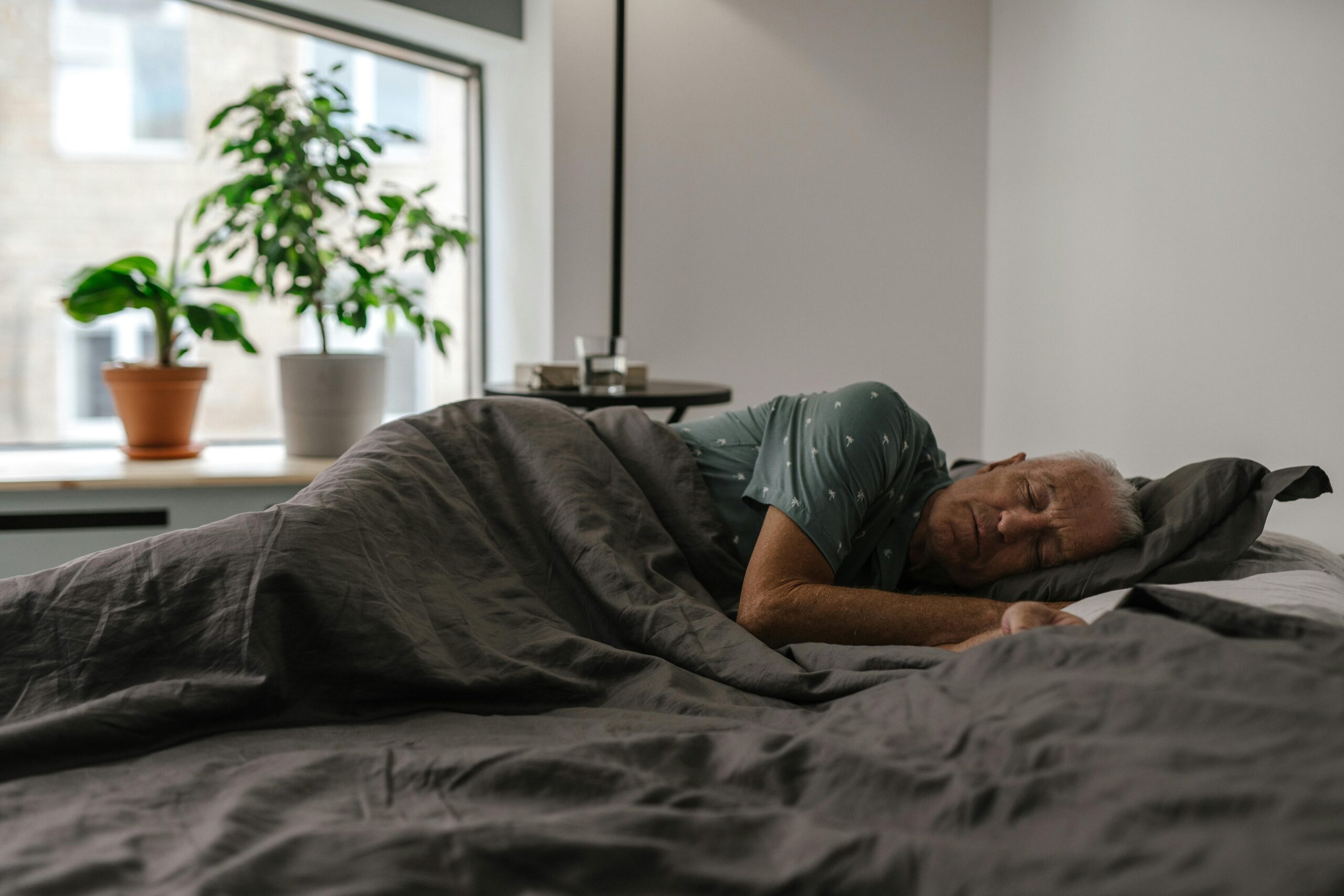 Ein älterer Mann, Der Auf Bett Schläft