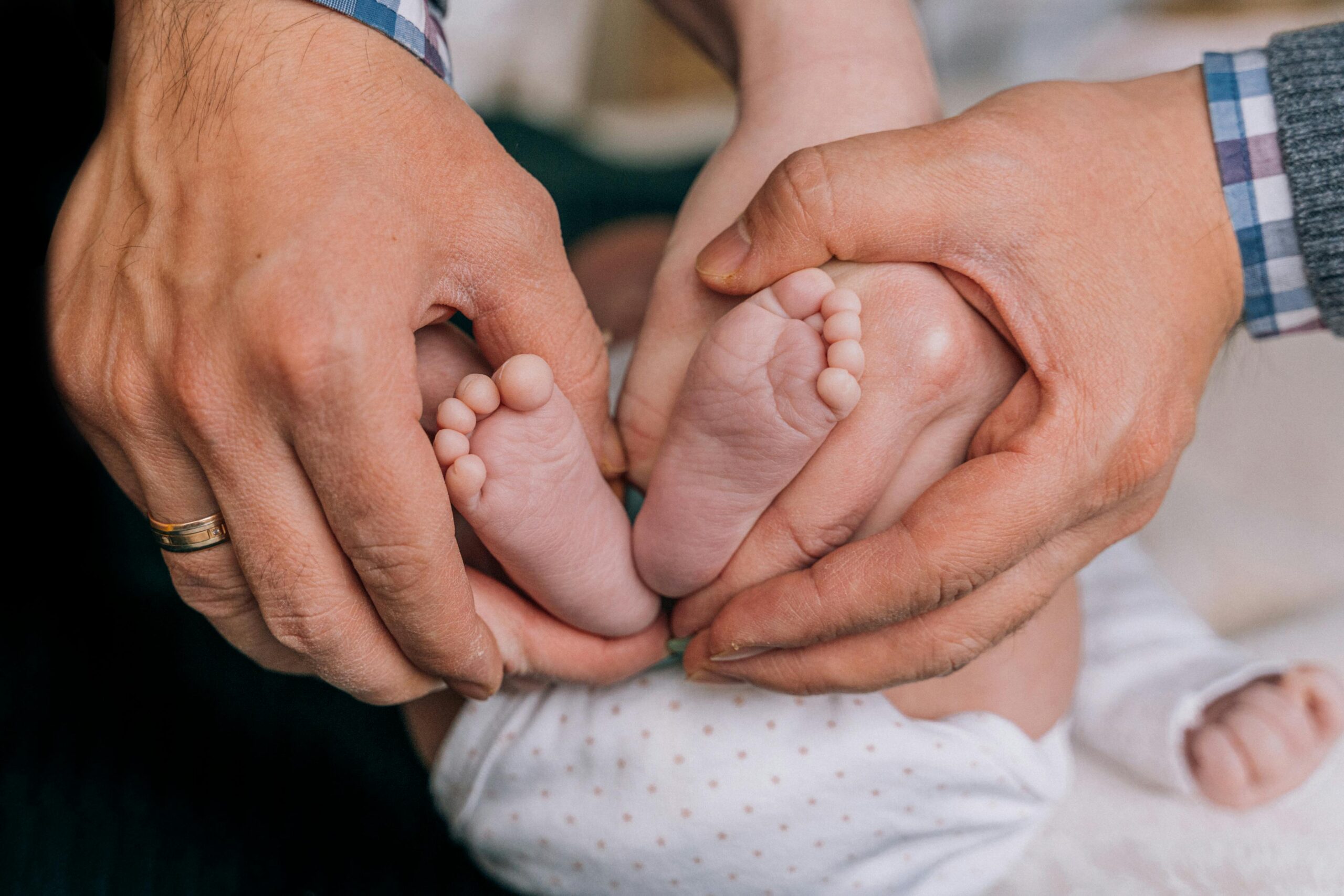 Kostenloses Stock Foto zu baby, elterlich, eltern hände