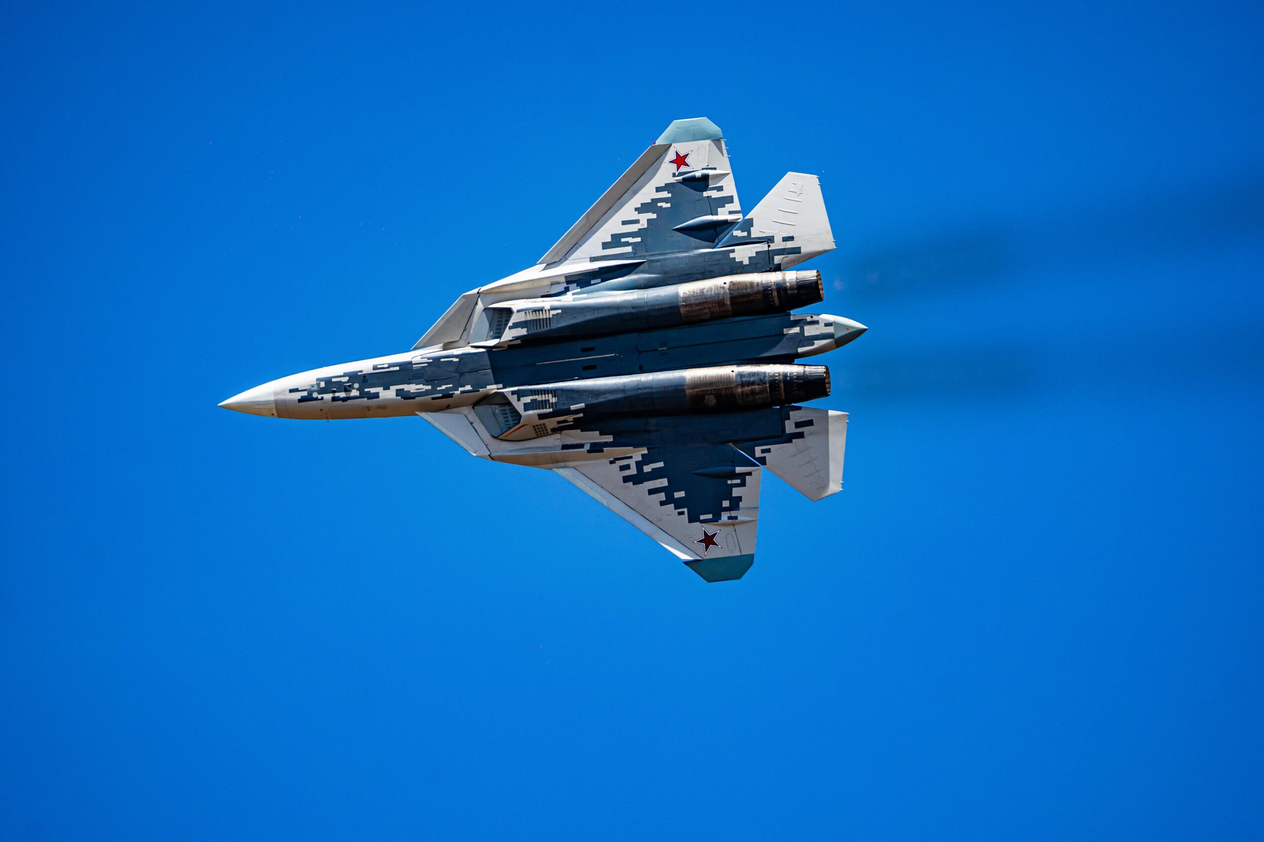 Ein MilitÃ¤rjet schwebt durch den Himmel und stellt fliegerische Exzellenz und Geschwindigkeit unter Beweis.