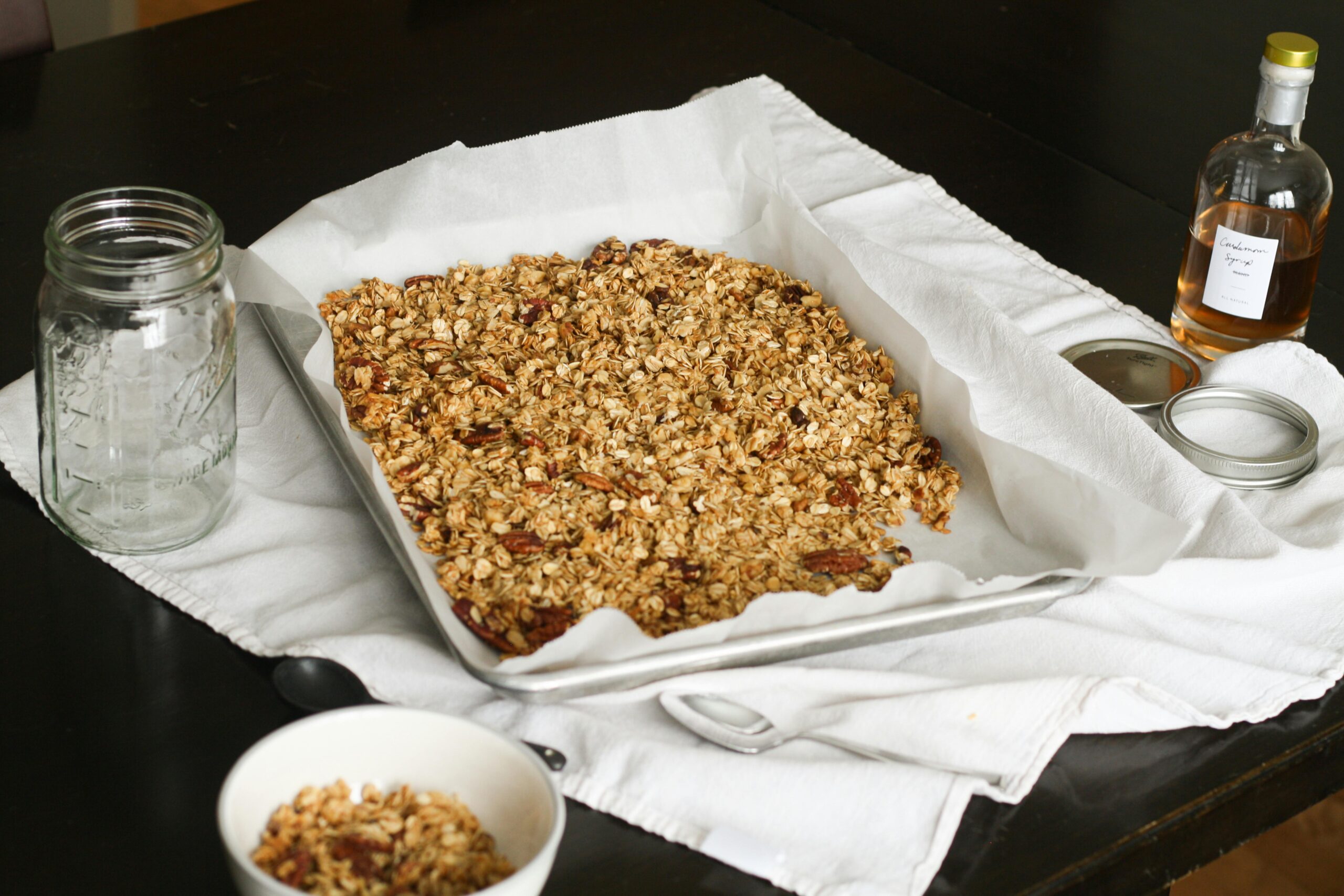 Leckeres, selbstgemachtes Granola auf einem Backblech, perfekt für ein gesundes Frühstück.