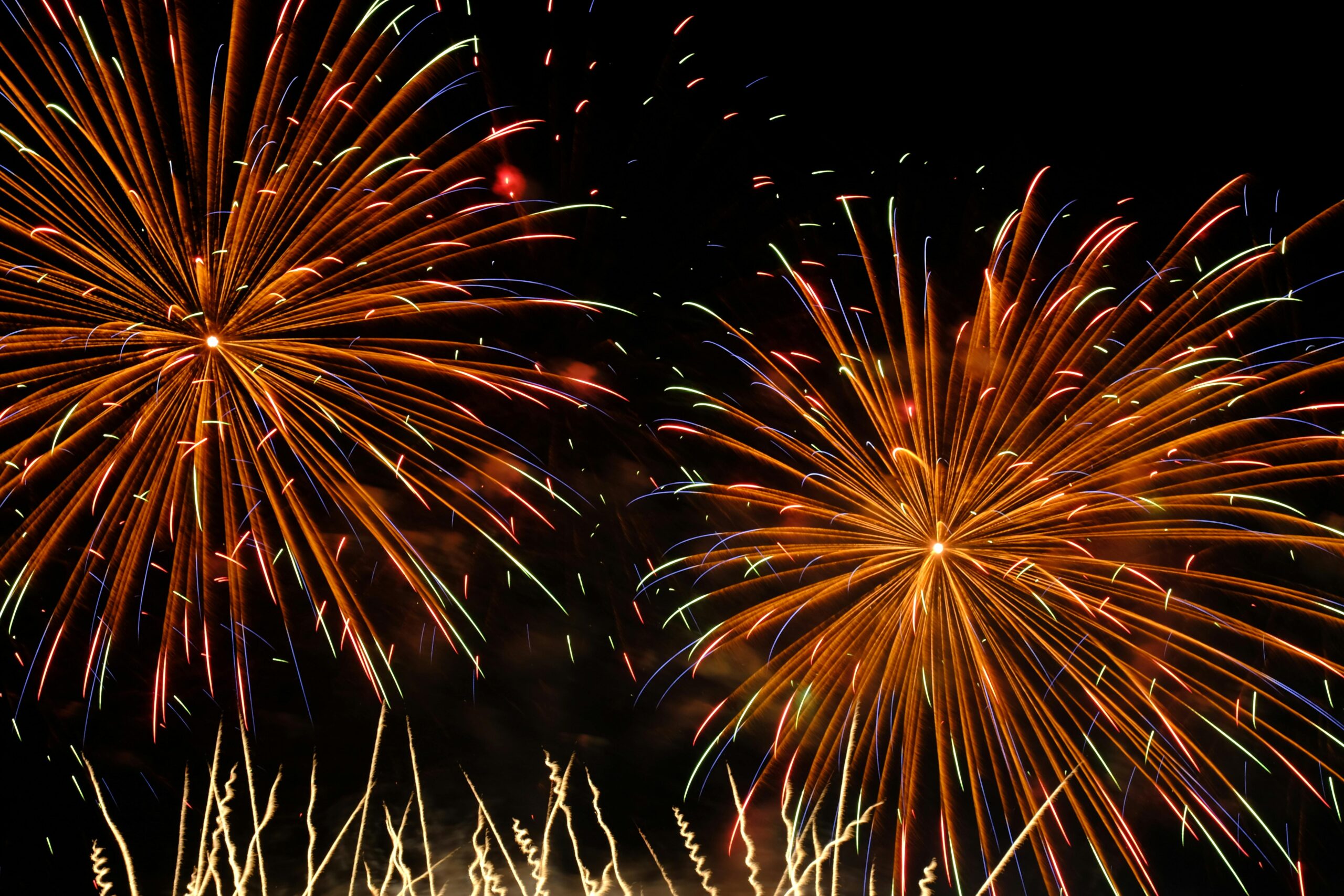 Helles und farbenfrohes Feuerwerk, das den Nachthimmel erleuchtet, perfekt für festliche Feiern.