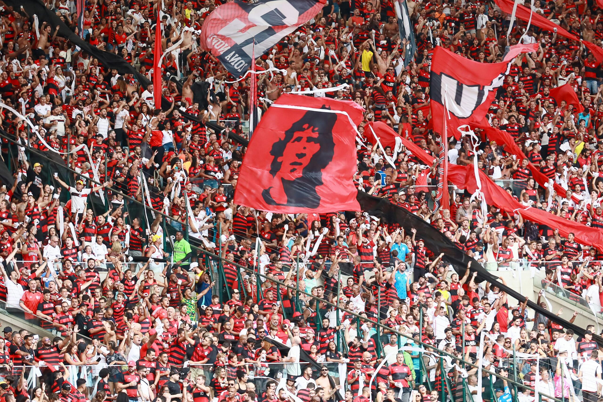 Aufgeregte Fußballfans in Rot und Schwarz jubeln im Maracanã-Stadion in Rio de Janeiro.
