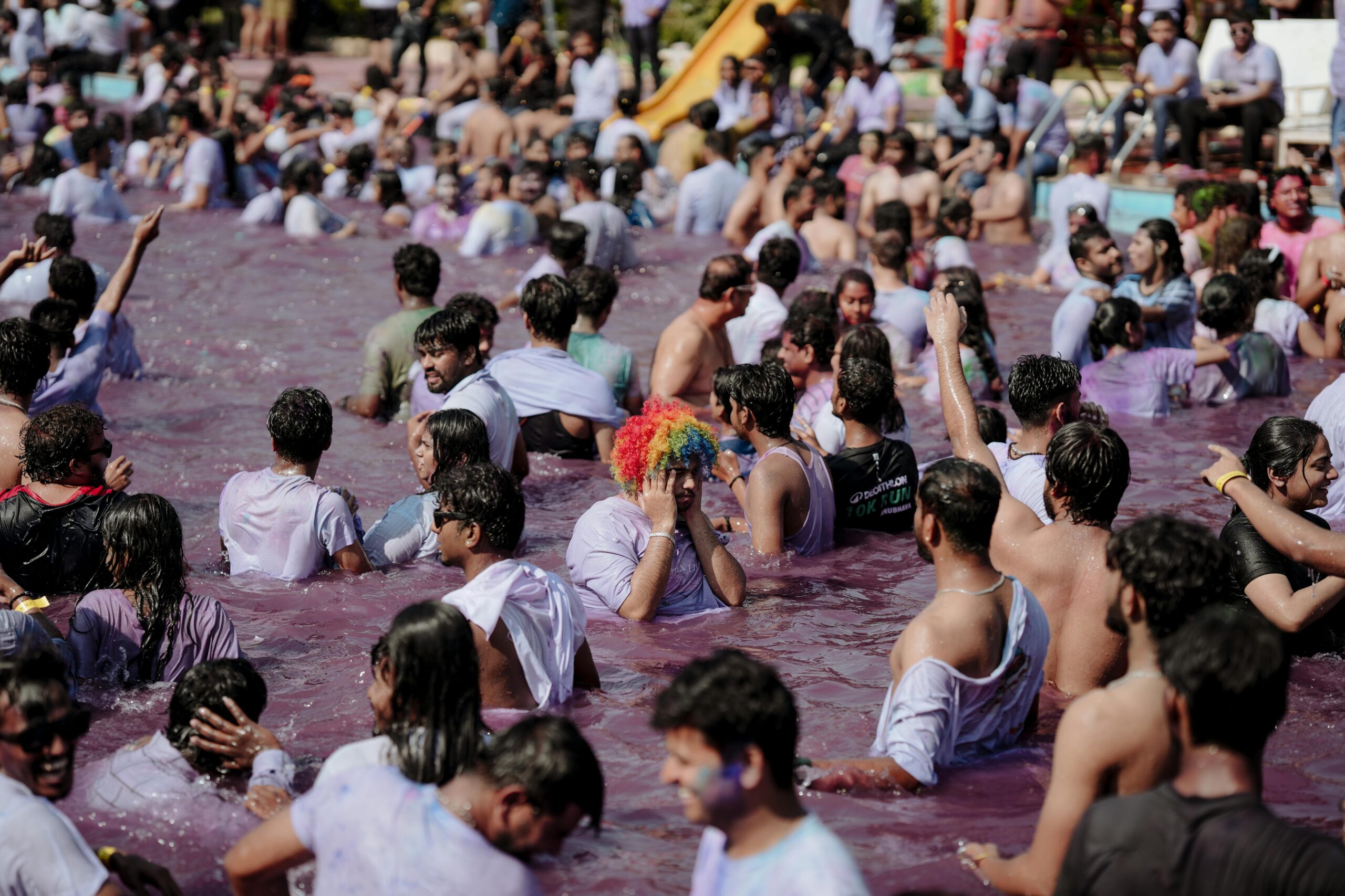 Eine lebendige Festivalszene mit Menschen, die ein Fest rund ums Wasser genieÃŸen.