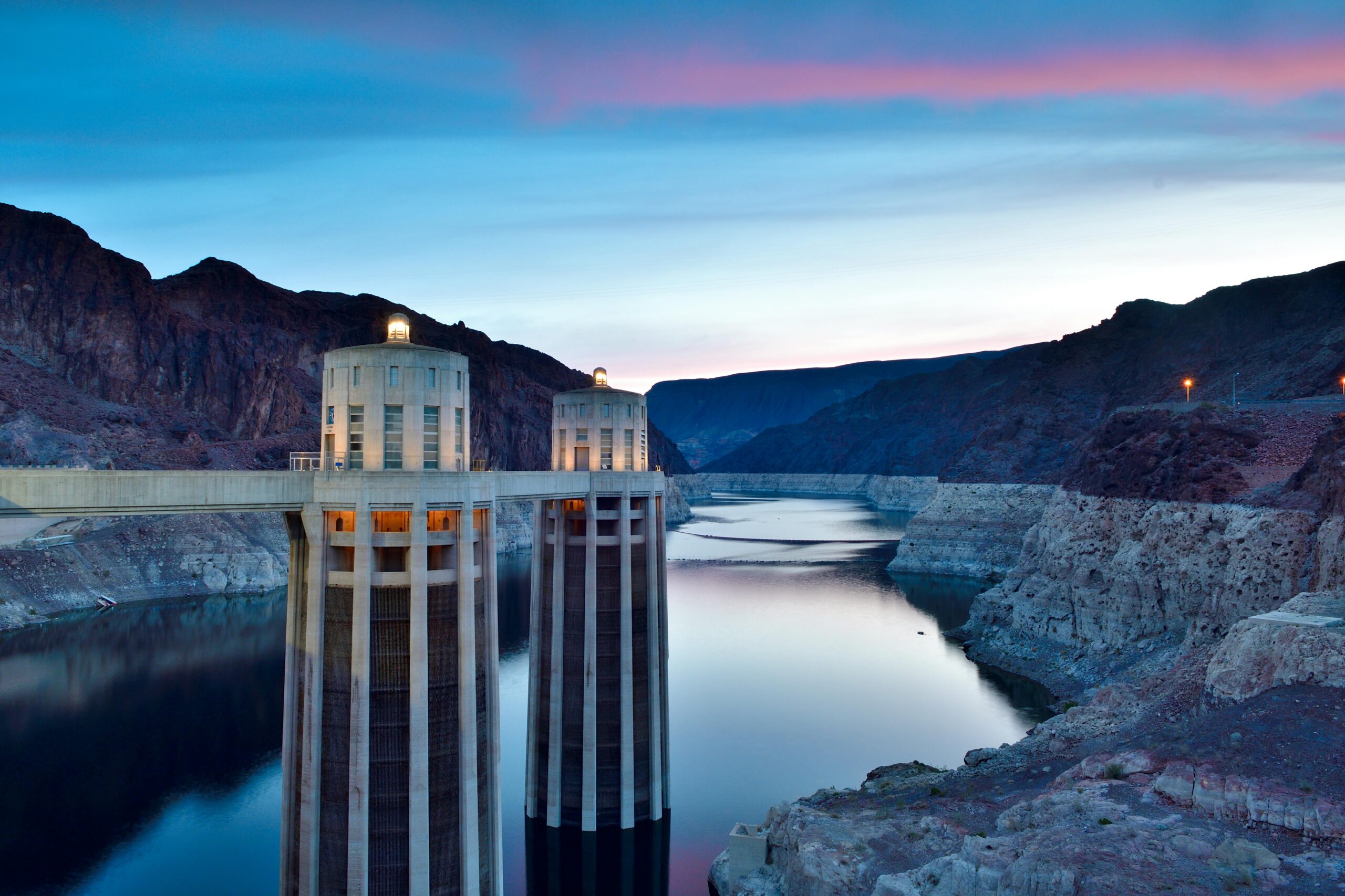 Atemberaubende Aufnahme des Hoover-Staudamms und des Stausees während der blauen Stunde, die sein architektonisches Wunderwerk zur Schau stellt