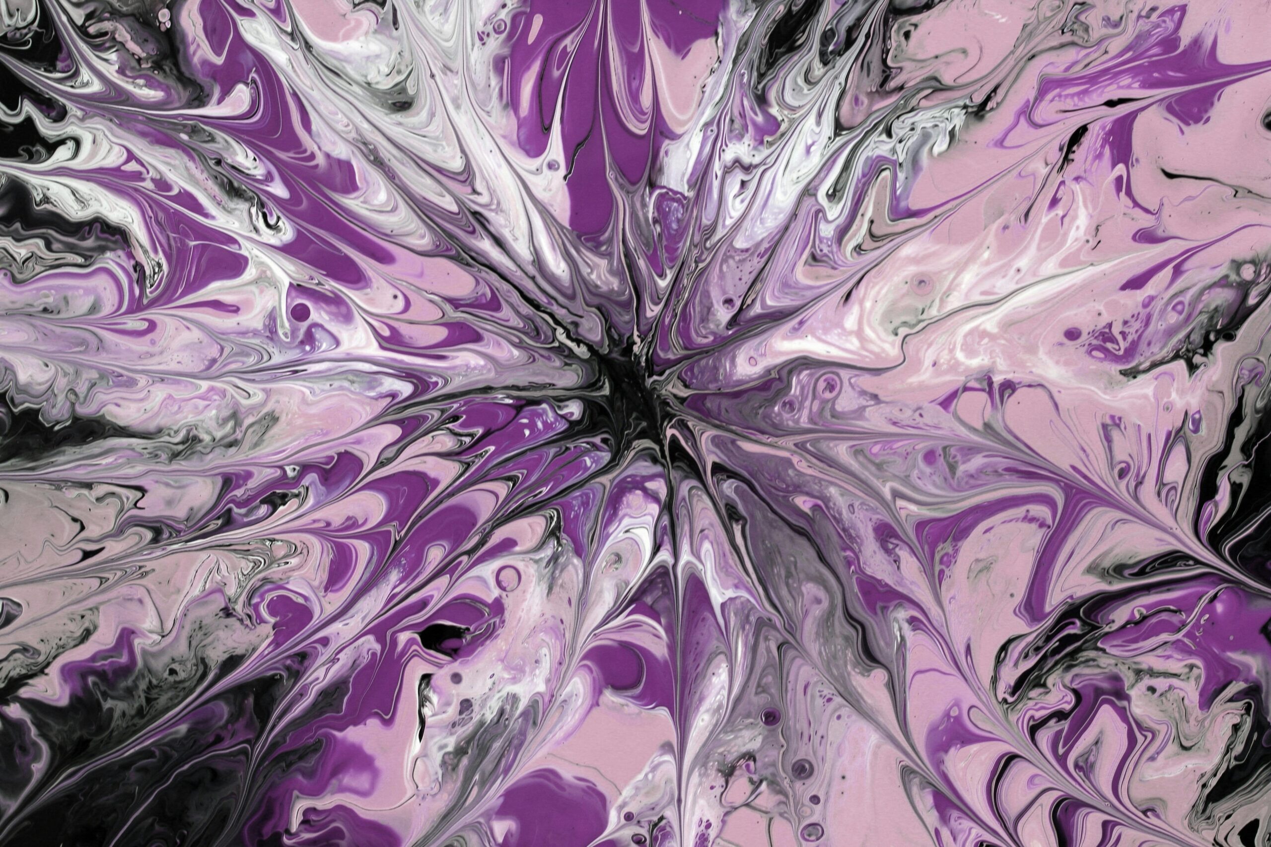 Dynamisches abstraktes Gemälde mit leuchtend violetten, schwarzen und weißen Spritzern und Wirbeln.