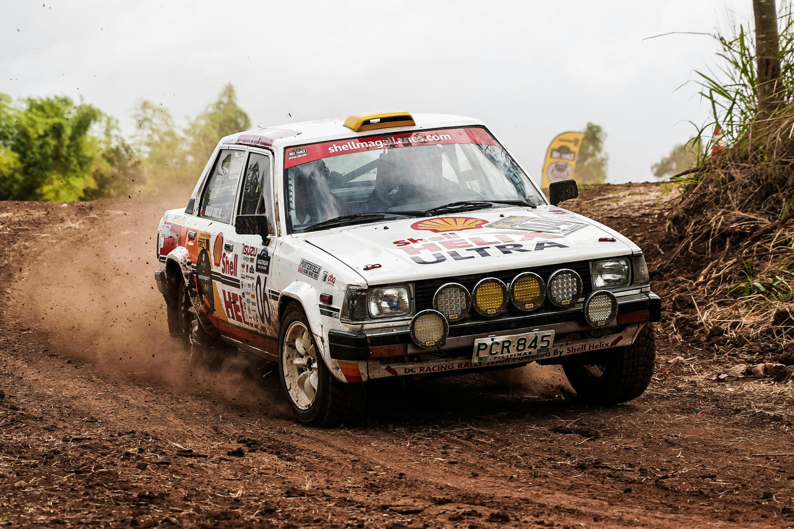 Rallye-Autorennen auf einer unbefestigten Strecke, bei dem spannende Offroad-Action und Geschwindigkeit im Vordergrund stehen.