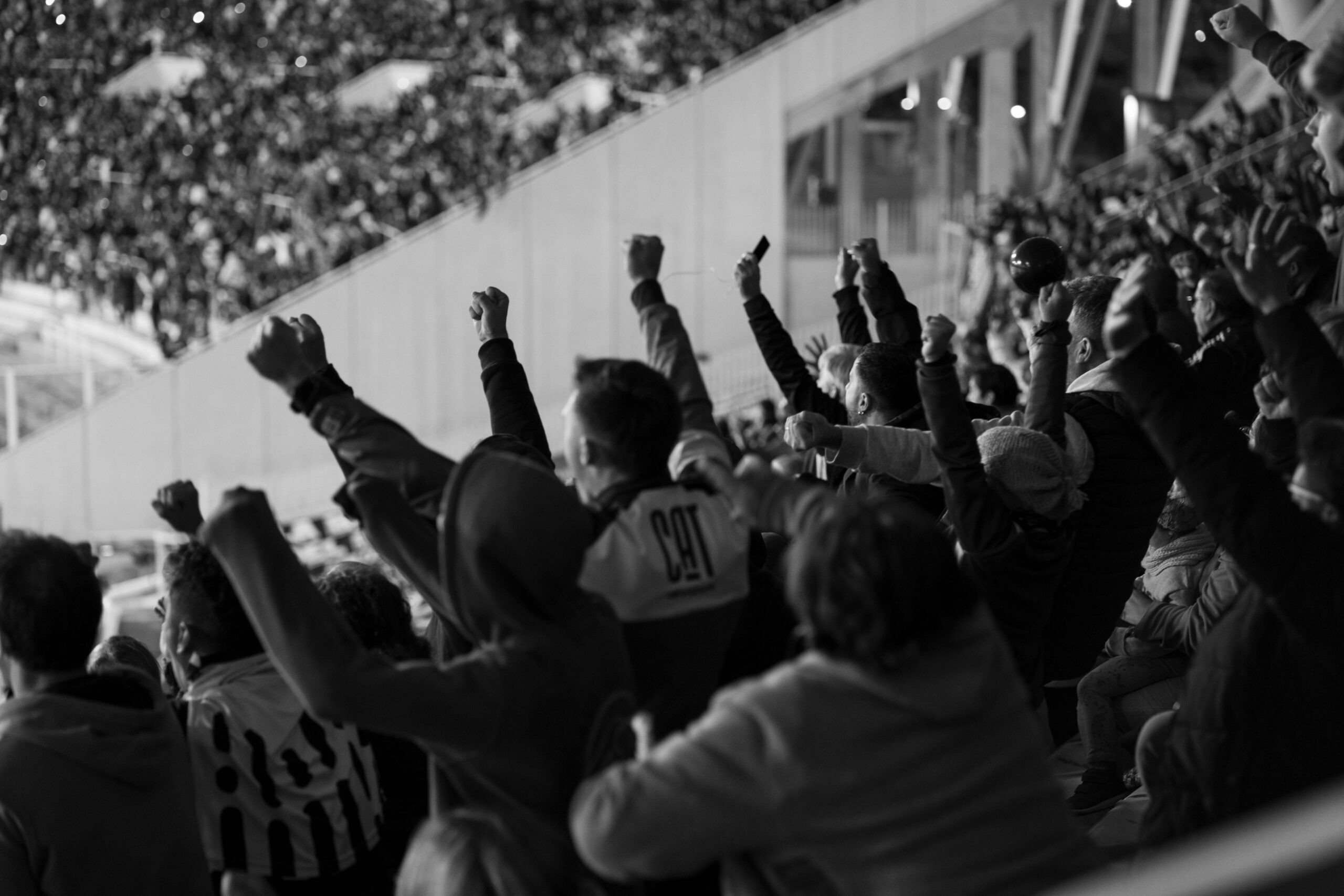 Eine lebhafte Menge jubelnder Fußballfans in einem Stadion in Córdoba, Argentinien.