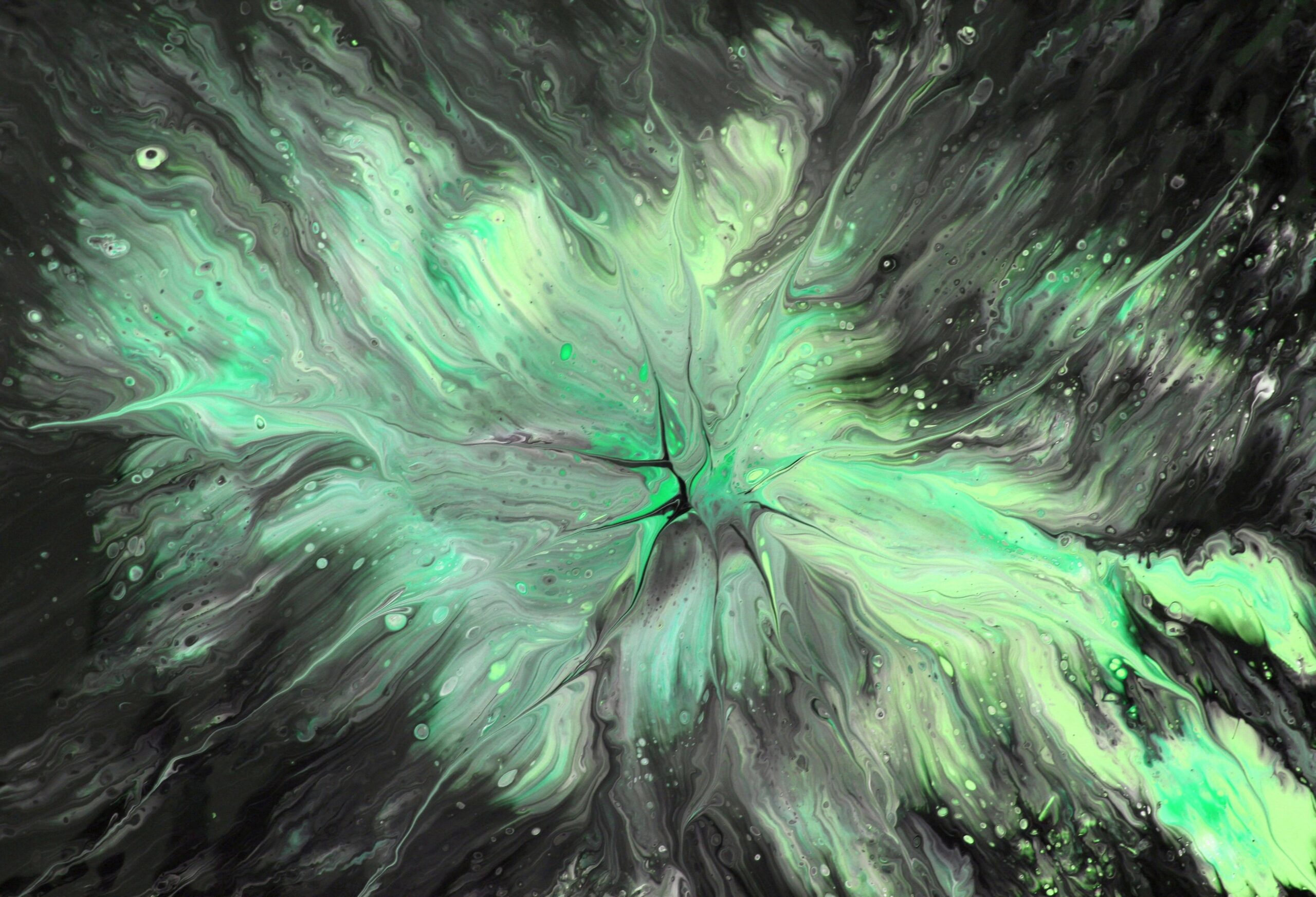 Lebendiges abstraktes Fluid-Art-GemÃ¤lde in GrÃ¼n- und GrautÃ¶nen, das Bewegung und Energie einfÃ¤ngt.