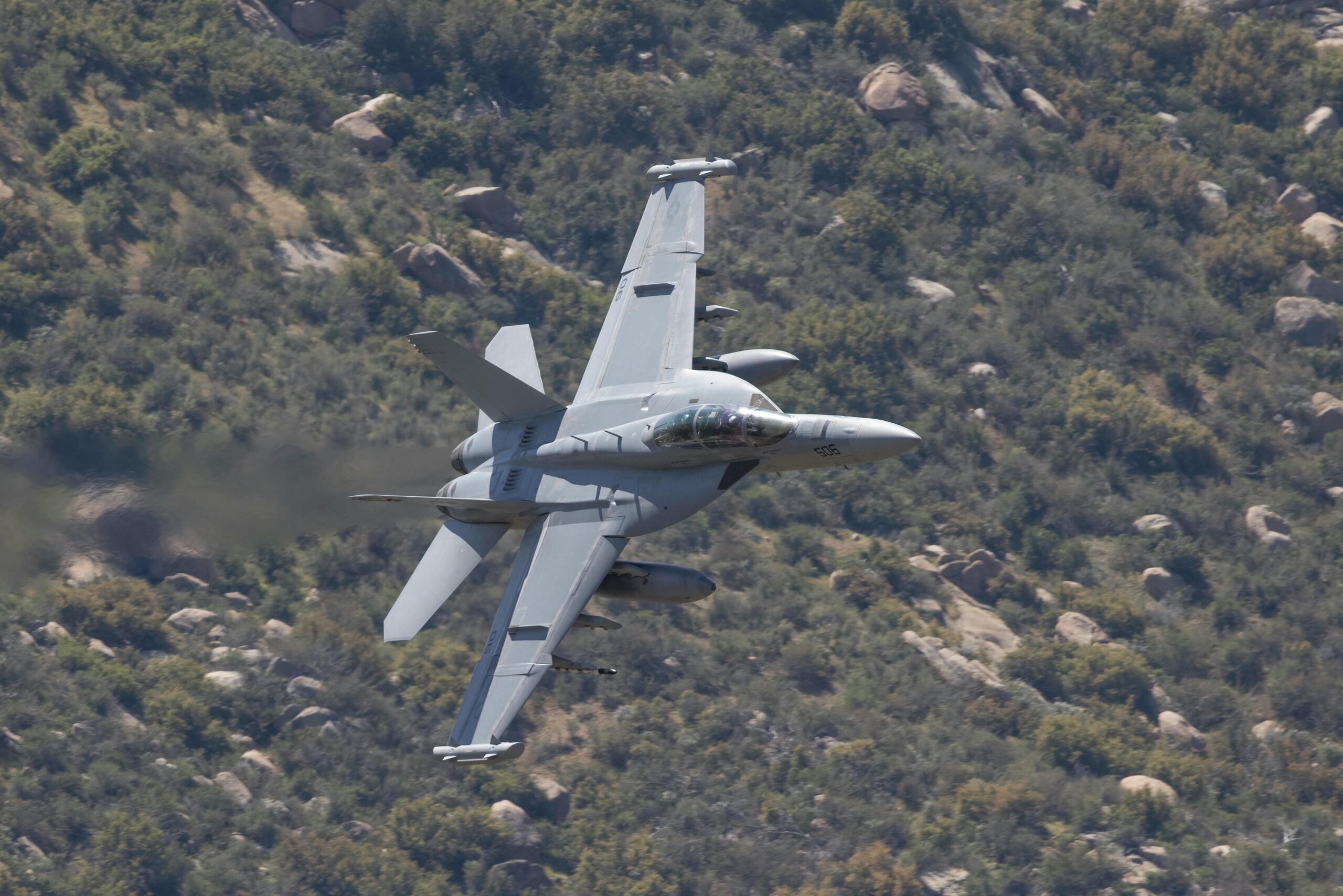 F/A-18 Super Hornet fliegt Ã¼ber zerklÃ¼ftetes GelÃ¤nde in Kernville, Kalifornien.